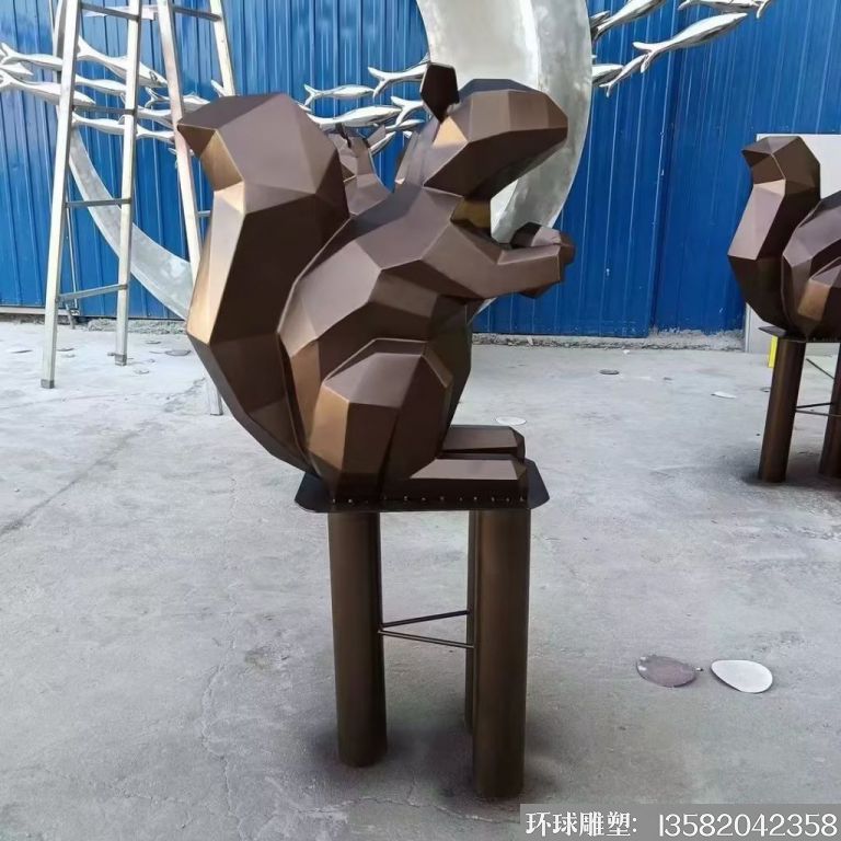 铜雕切面松鼠雕塑图片 动物松鼠雕塑加工厂家
